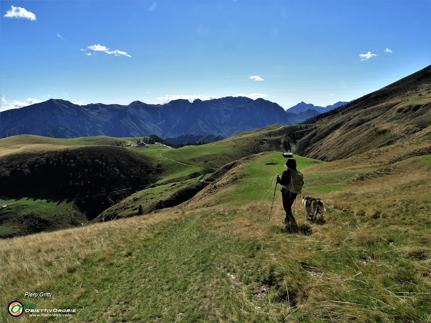 69 Dal Collino (1862 m) ci abbassiamo alle Baite della croce (1812 m).JPG -                                